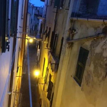 Via Lunga In Old Town
